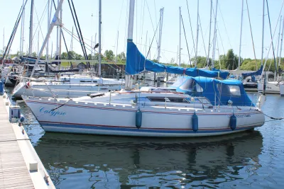 zeilboot aangemeerd in jachthaven