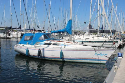 zeilboot in jachthaven bij steiger