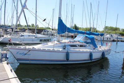 zeilboot in een jachthaven