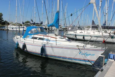 zeilboot afgemeerd in jachthaven