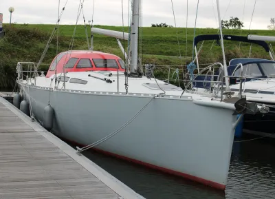 zeiljacht aangemeerd in haven