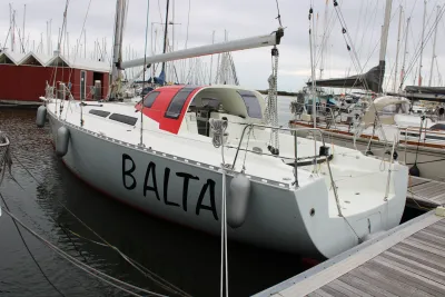 zeiljacht aangemeerd in een jachthaven