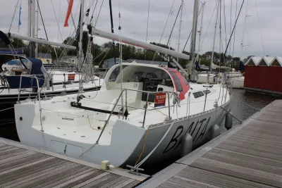 zeiljacht afgemeerd in jachthaven