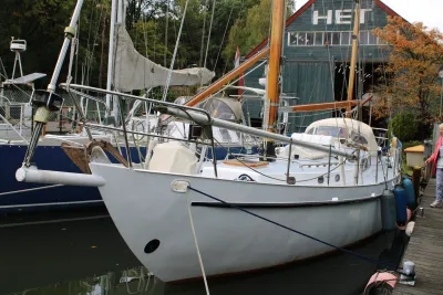 zeiljacht afgemeerd bij houten steiger