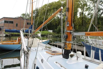 dek en mast van zeiljacht in haven