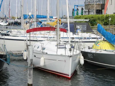 zeiljacht in haven met andere boten