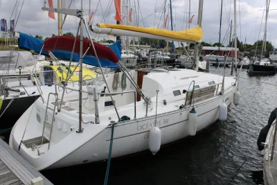 zeilboot aangemeerd in jachthaven