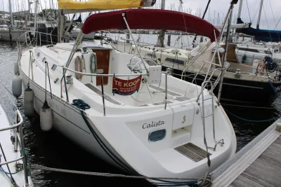 zeiljacht aangemeerd in een jachthaven