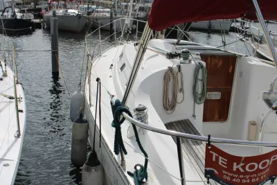 zeilboot aangemeerd in jachthaven