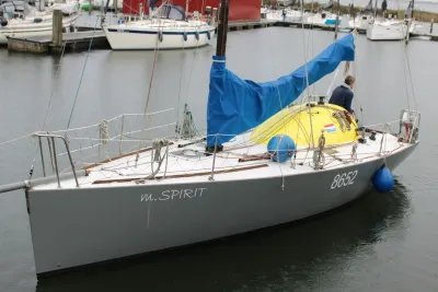 zeilboot aangemeerd in een jachthaven