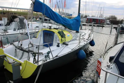 zeilboot in jachthaven met gele kajuit