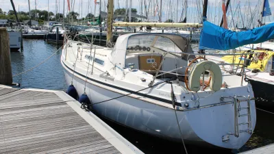 zeilboot aangemeerd in haven
