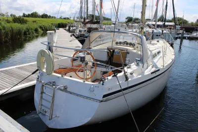 zeiljacht aangemeerd in jachthaven