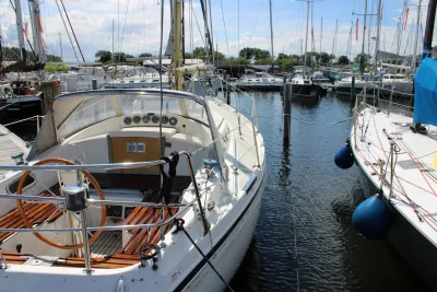 zeilboot aangemeerd in jachthaven