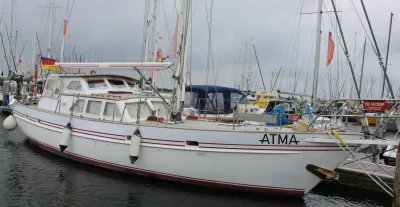 zeiljacht aangemeerd in jachthaven