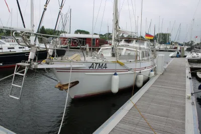 zeiljacht aangemeerd aan houten steiger