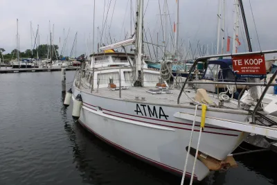zeiljacht aangemeerd in een jachthaven