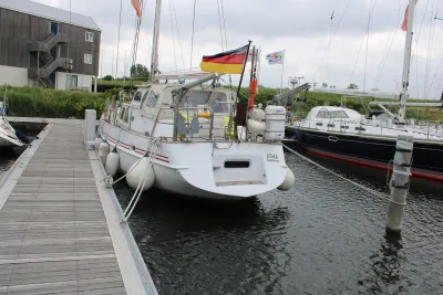 zeilboot afgemeerd in een jachthaven