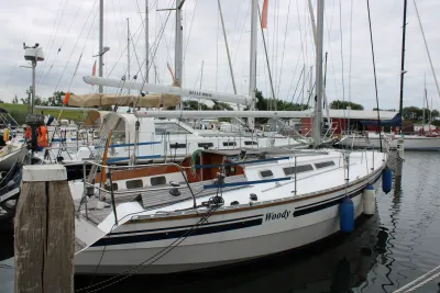 zeiljacht afgemeerd in jachthaven