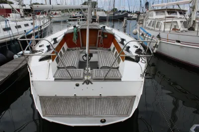 achterzijde van zeiljacht in haven