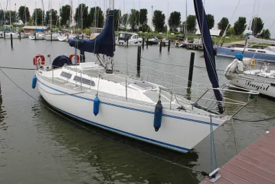zeilboot afgemeerd in een jachthaven