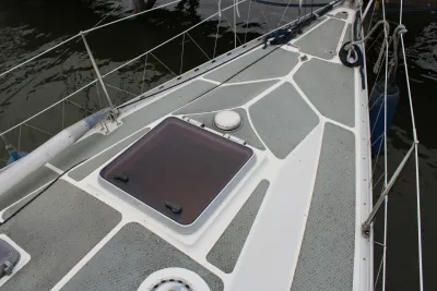 dek van zeilboot met luik en reling