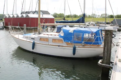 zeilboot aangemeerd in jachthaven