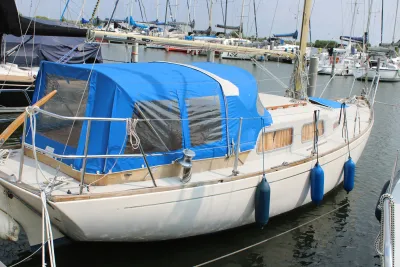 zeiljacht afgemeerd in jachthaven