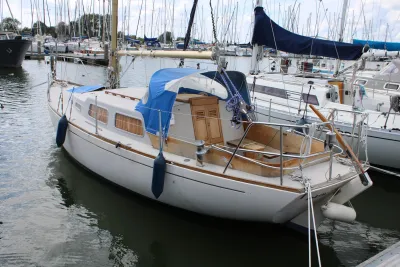 zeilboot aangemeerd in jachthaven