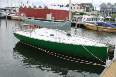 groene zeilboot aangemeerd in jachthaven
