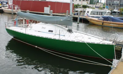 Zeilboot afgemeerd in jachthaven