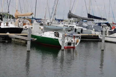 zeiljacht afgemeerd in jachthaven