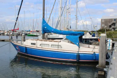 zeiljacht aangemeerd in jachthaven