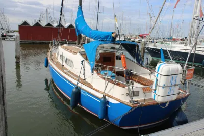 zeiljacht aangemeerd in jachthaven