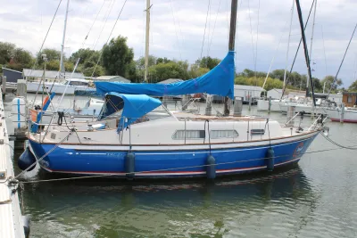 Blauw zeiljacht afgemeerd in jachthaven