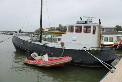 houten botter afgemeerd in jachthaven