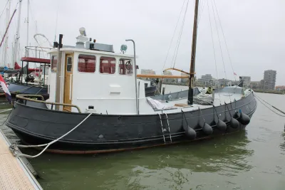 oude botter aangemeerd in een haven