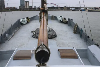 voorzijde dek van zeilschip in haven