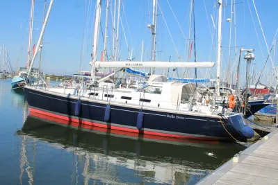 zeiljacht aangemeerd in jachthaven