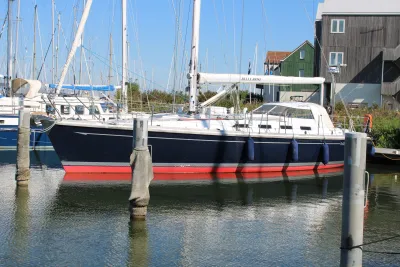 zeiljacht aangemeerd in jachthaven