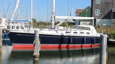 zeiljacht afgemeerd in een jachthaven