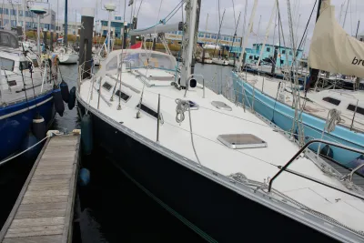 zeilboot aangemeerd in een jachthaven