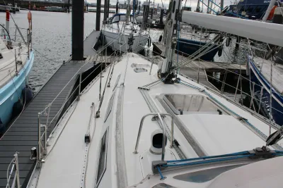 dek van zeilboot in jachthaven