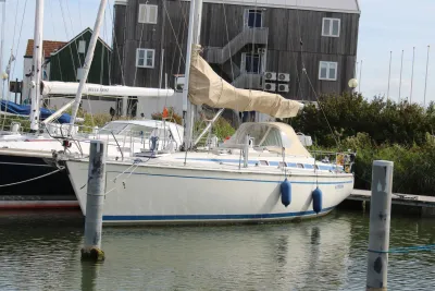zeiljacht aangemeerd in jachthaven