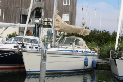 zeiljacht aangemeerd in een jachthaven