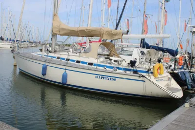 zeiljacht afgemeerd in een jachthaven