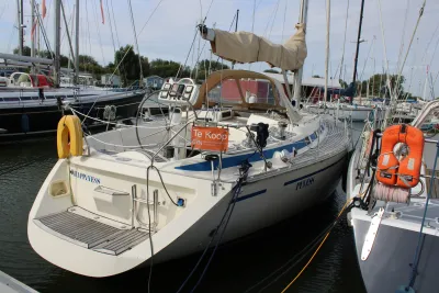 zeiljacht aangemeerd in een jachthaven