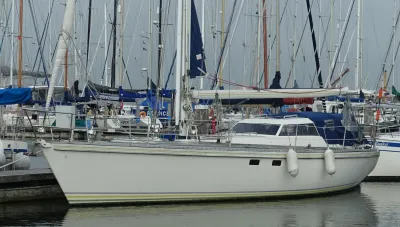 zeiljacht afgemeerd in jachthaven