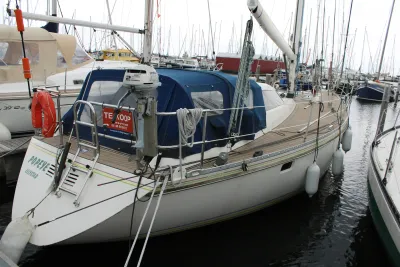 zeiljacht afgemeerd in jachthaven