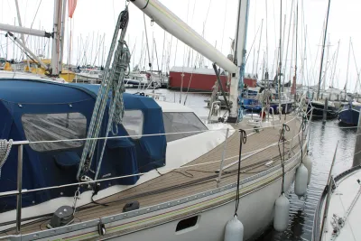 zeiljacht afgemeerd in een jachthaven
